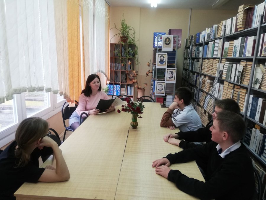 «Беларусь — гэта зямля пад белымі крыламі. Крыламі буслоў, што ляцяць над ёю, крыламі анёлаў, што ахоўваюць яе, і крыламі людзей, якія ўзносяць яе.»