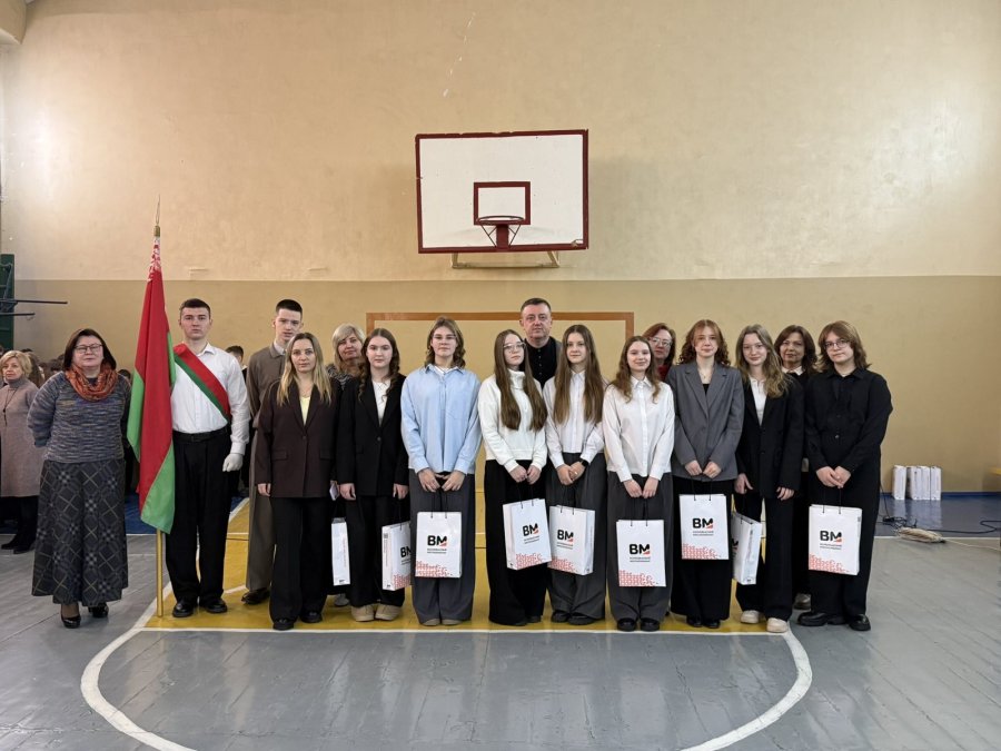 Торжественная линейка посвящённая началу III учебной четверти.