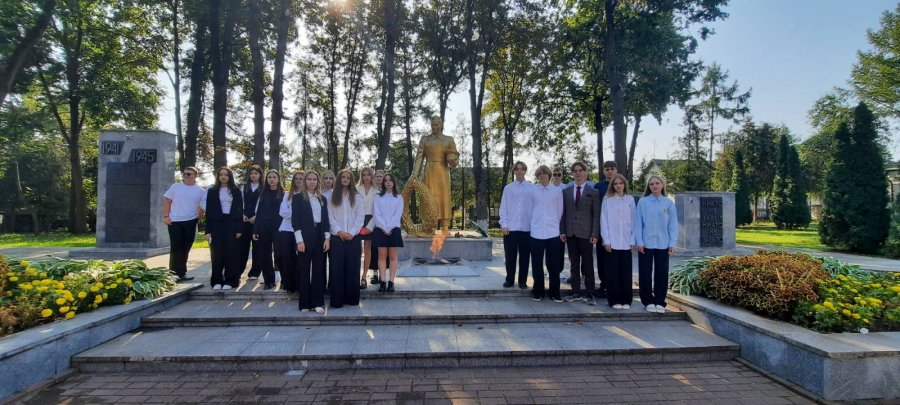 Возложение цветов на братской могиле по ул. Медведева и в Сквере Памяти