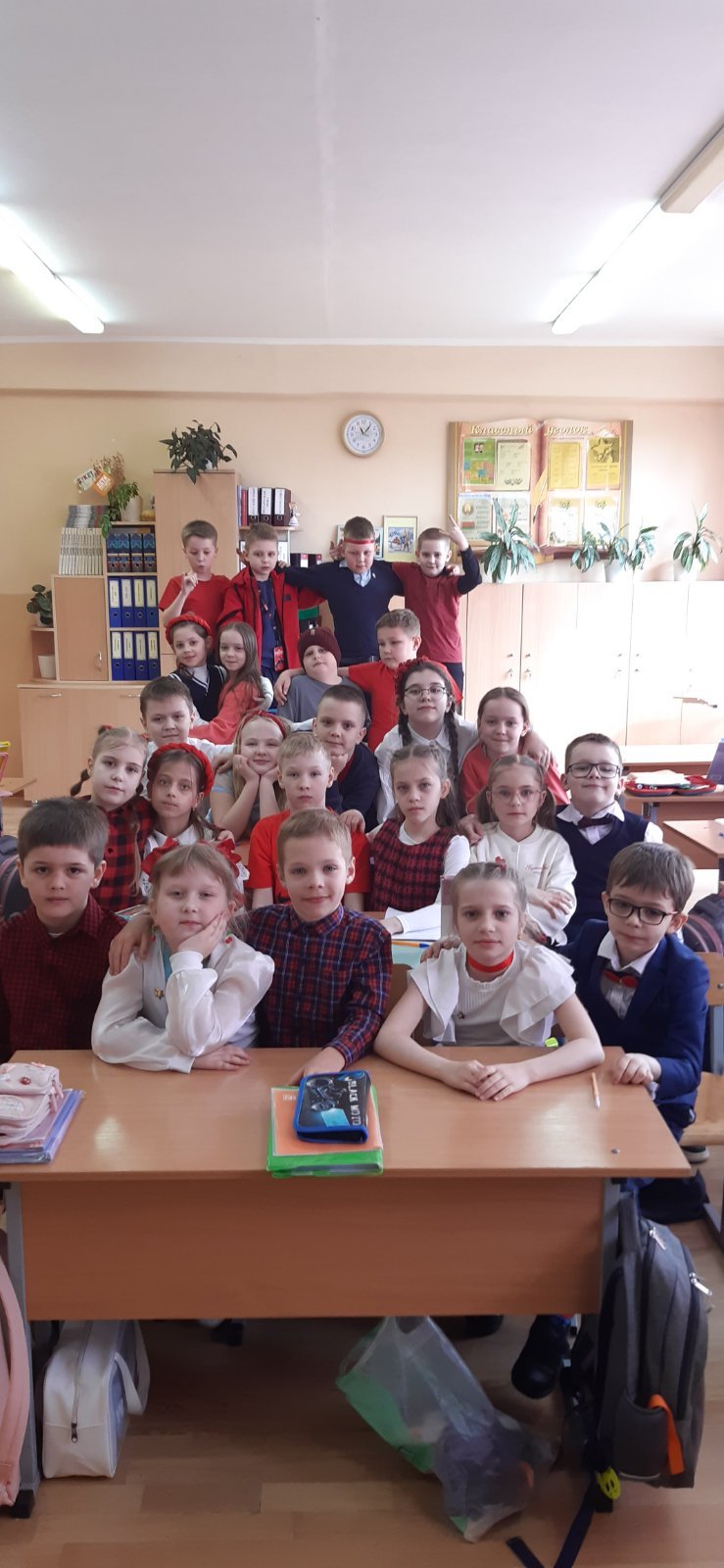 Второй день недели начальных классов, и цвет дня – красный!