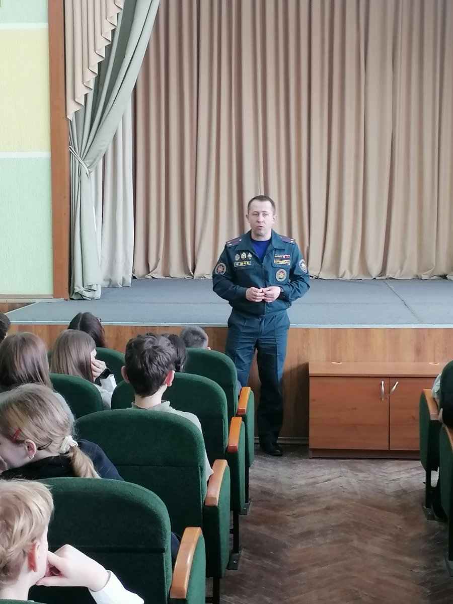 🚒 Профориентационная встреча с МЧС в #gimn2volk! 🚒
