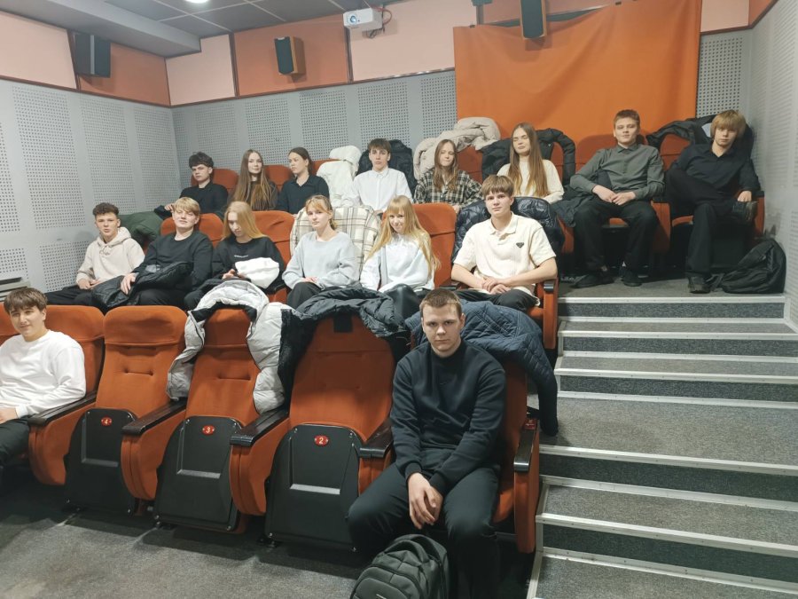 Экскурсия в кинотеатр с просмотром и обсуждением документального фильма с игровыми элементами «Конституция Республики Беларусь»