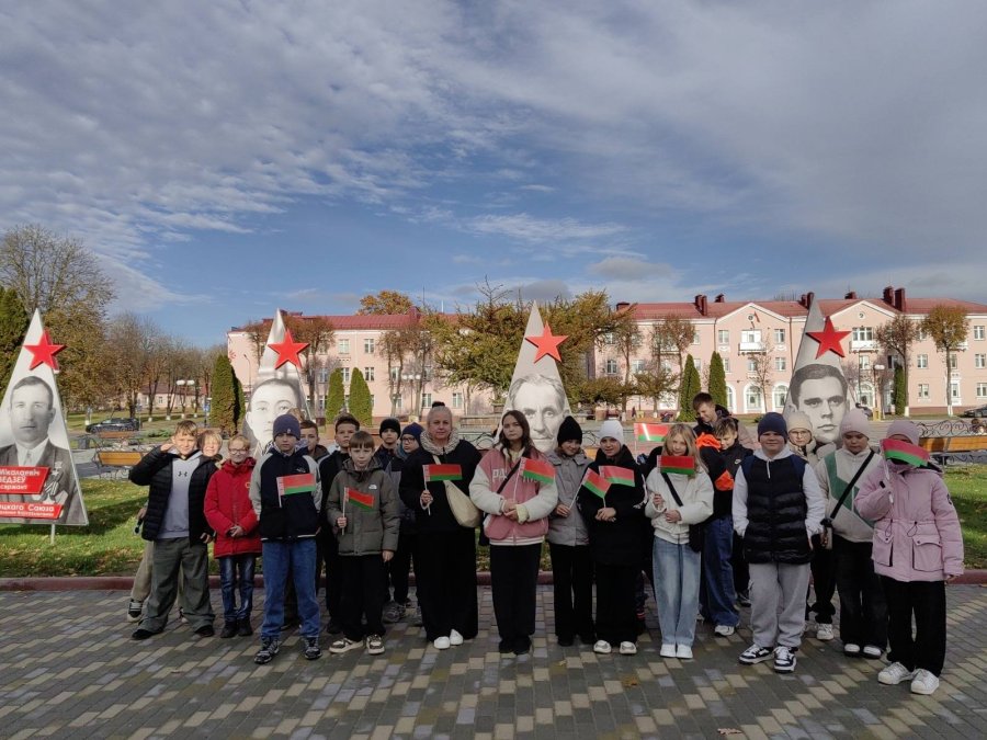 «Герои рядом: экскурсия по аллее на площади им. Ленина с изображением Героев Советского Союза «Имя на карте» 